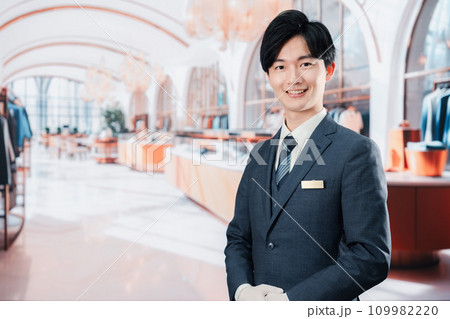 高級ブランド店で接客をする男性スタッフ 高級ブランド店で接客をする男性スタッフ 109982220