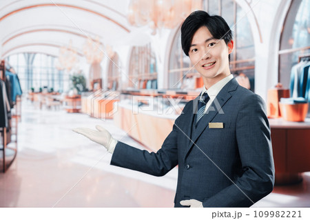 高級ブランド店で接客をする男性スタッフ 高級ブランド店で接客をする男性スタッフ 109982221