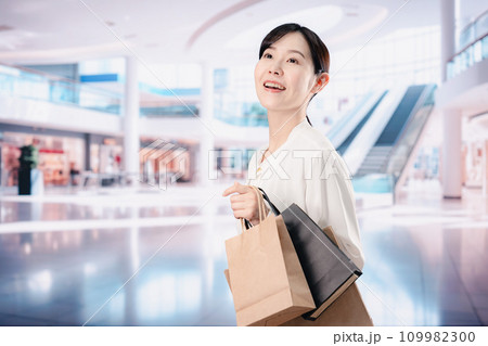 ショッピングモールで福袋を購入する若い女性 ショッピングモールで福袋を購入する若い女性 109982300