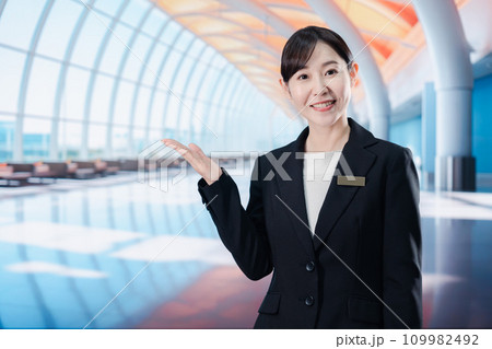 空港のターミナルで案内をするスタッフ 空港のターミナルで案内をするスタッフ 109982492