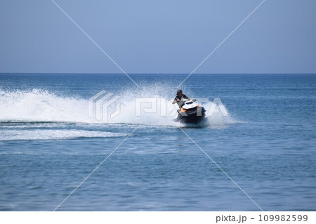 水上バイクを楽しむ風景 109982599