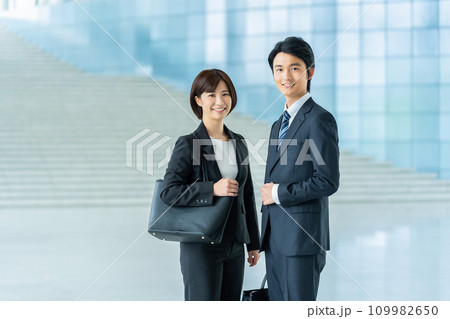 男性社員と女性社員　ビジネスイメージ 109982650