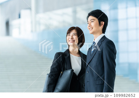 男性社員と女性社員　ビジネスイメージ 109982652