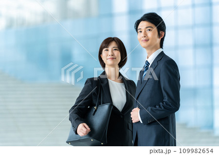 男性社員と女性社員　ビジネスイメージ 109982654