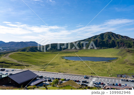 熊本県/草千里展望所から見た新緑の 阿蘇 草千里・草千里ヶ浜周辺のパノラマ風景  109982946