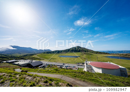 熊本県/草千里展望所から見た新緑の 阿蘇 草千里・草千里ヶ浜周辺のパノラマ風景  109982947