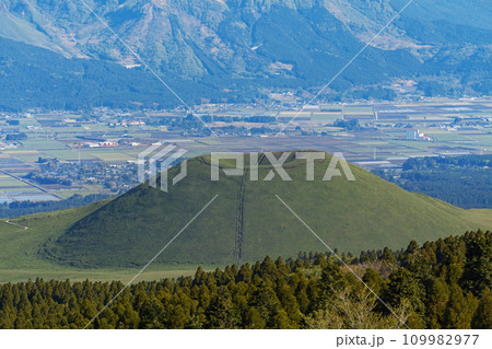 熊本県/草千里展望所から見た新緑の米塚 109982977