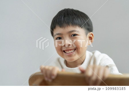 カメラ目線で笑顔の小学1年生の男の子　ポートレート 109983185