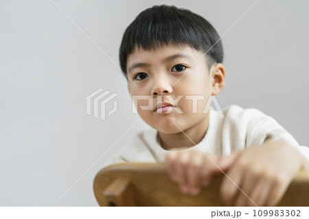 カメラ目線の小学1年生の男の子 ポートレート カメラ目線の小学1年生の男の子 ポートレート 109983302