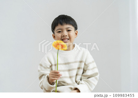 一輪の花を持った男の子　ポートレート 109983455