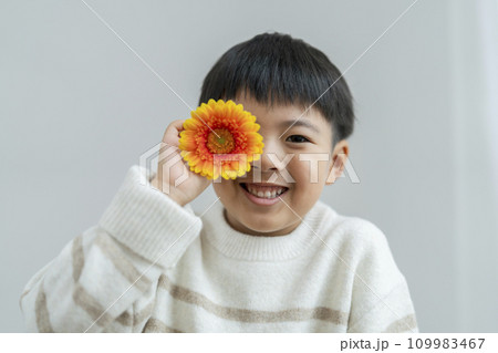 花を持った笑顔の男の子　ポートレート 109983467