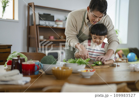 料理をする親子 父親と7歳の男の子 料理をする親子 父親と7歳の男の子 109983527