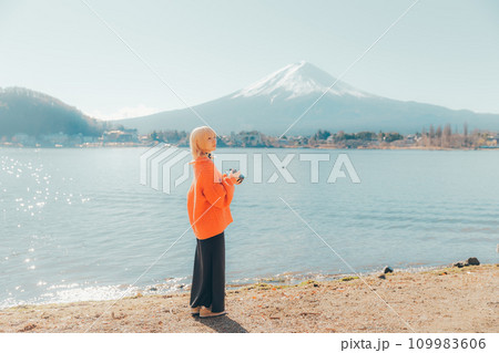 富士山を撮る若い女性 109983606