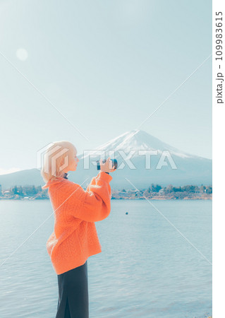 富士山を撮る若い女性 109983615