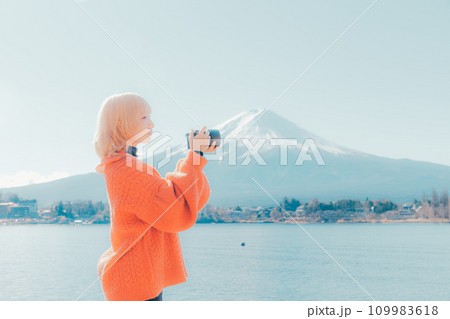 富士山を撮る若い女性 富士山を撮る若い女性 109983618