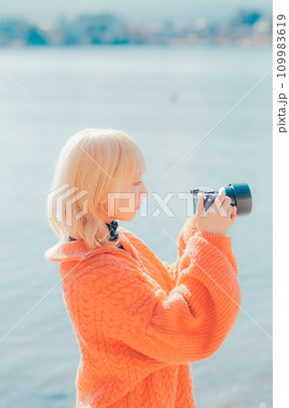 富士山を撮る若い女性 富士山を撮る若い女性 109983619