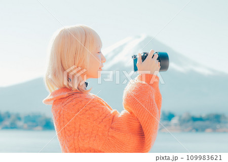 富士山を撮る若い女性 富士山を撮る若い女性 109983621