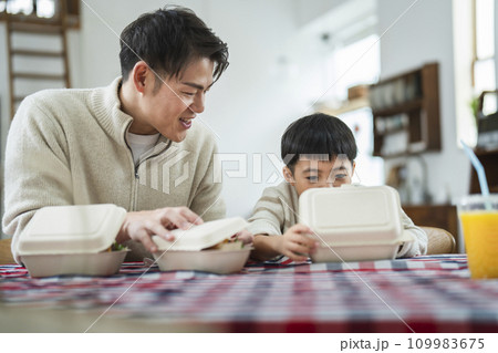 デリバリー・テイクアウトのボックスを開ける親子　ランチタイム　イメージ 109983675