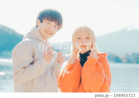 デートする男女 デートする男女 109983721