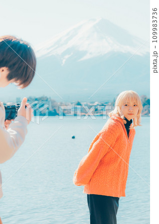 写真を撮るカメラ男子 109983736