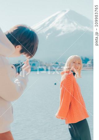 写真を撮るカメラ男子 109983765