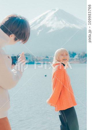 写真を撮るカメラ男子 109983766