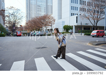 横断歩道を渡る女性 109983792
