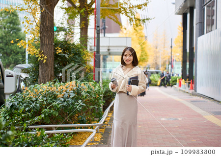 街を歩く女性 街を歩く女性 109983800