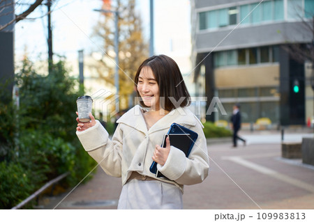 街を歩く女性 街を歩く女性 109983813
