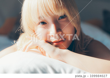 ソファーに寝そべる女性 ソファーに寝そべる女性 109984027