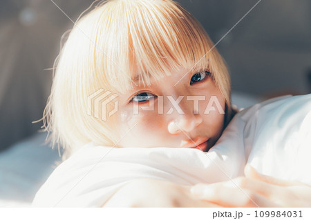 ソファーに寝そべる女性 ソファーに寝そべる女性 109984031