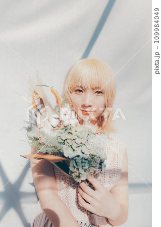 花束を持つ若い女性 花束を持つ若い女性 109984049