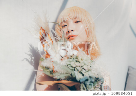 花束を持つ若い女性 109984051