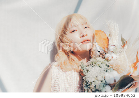 花束を持つ若い女性 花束を持つ若い女性 109984052