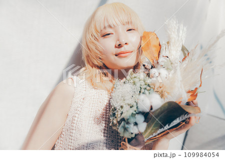 花束を持つ若い女性 花束を持つ若い女性 109984054