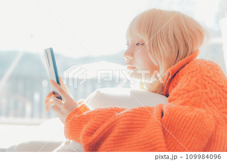 スマホを持つ女性 スマホを持つ女性 109984096