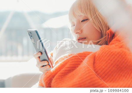 スマホを持つ女性 スマホを持つ女性 109984100
