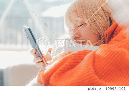 スマホを持つ女性 スマホを持つ女性 109984101