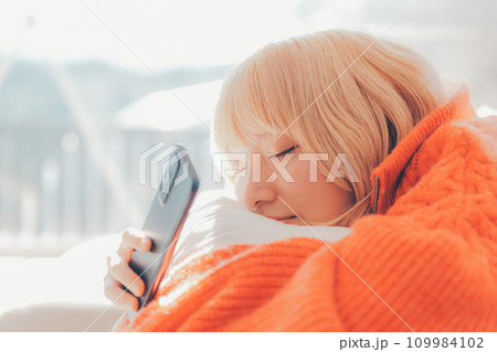 スマホを持つ女性 スマホを持つ女性 109984102