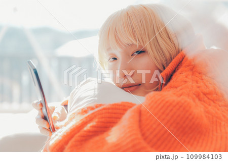 スマホを持つ女性 スマホを持つ女性 109984103