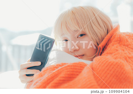 スマホを持つ女性 109984104