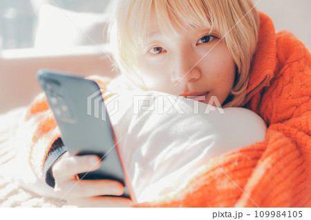 スマホを持つ女性 スマホを持つ女性 109984105
