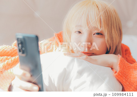 スマホを持つ女性 109984111