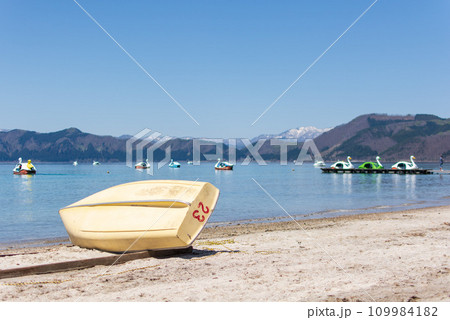 湖のボート　田沢湖  109984182