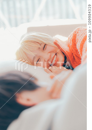 スキンシップをとる男女 109984319