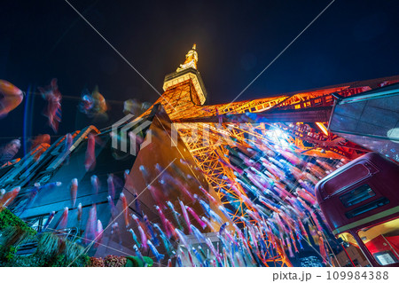 「東京都」東京タワーで泳ぐ鯉のぼり　夜景 109984388