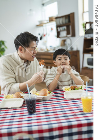 家でデリバリー・テイクアウトのランチを食べる父子 イメージ 家でデリバリー・テイクアウトのランチを食べる父子 イメージ 109984391