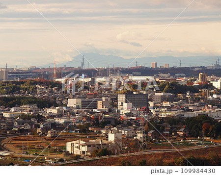 野見山展望台から見た秋の豊田市市街地風景 109984430
