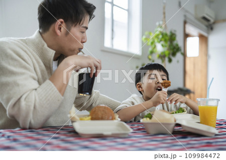 ハンバーガーを食べる父子 ハンバーガーを食べる父子 109984472