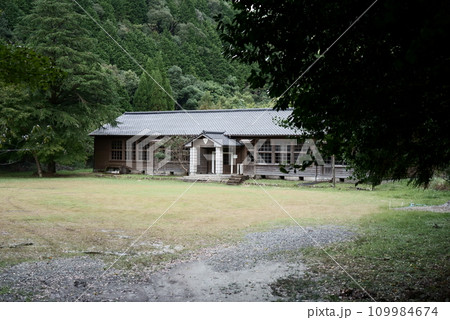 美しい布計小学校跡の風景 109984674